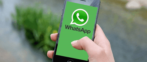 Une personne ouvrant WhatsApp sur smartphone, une application ayant boosté les appels sur SFR.