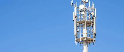 Une tour de télécommunications sur un fond de ciel bleu. Une tour de télécommunications sur un fond de ciel bleu.
