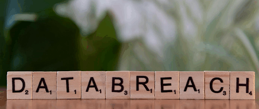 Des cubes de bois formant le mot « data breach », signifiant « fuite de données ».