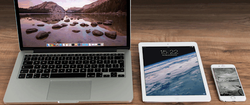 Macbook Pro à côté d’un iPad blanc et iPhone