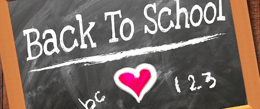 Un tableau avec les mots « rentrée à l’école » en anglais écrits dessus.
