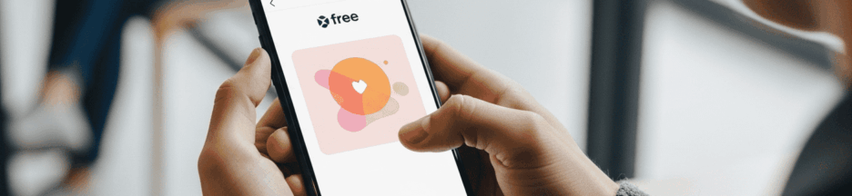 Une personne tenant un iPhone