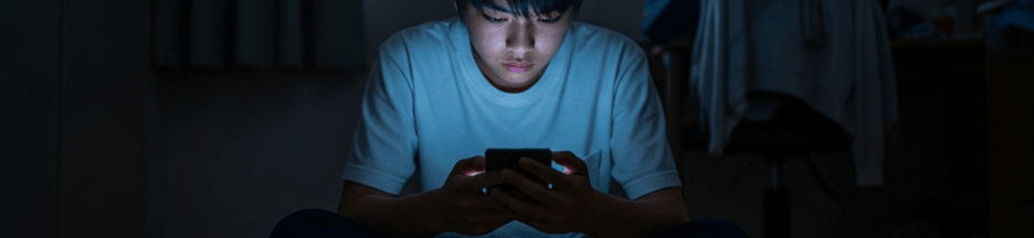 Un adolescent japonais utilisant son smartphone
