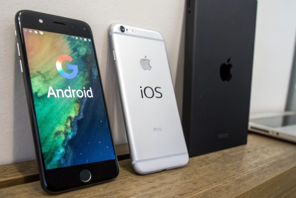 Un iPhone et un Smartphone Android