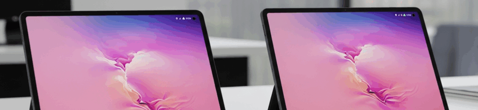 deux-tablettes-samsung-modernes-posees-sur-un-bureau.883Z Comparatif visuel entre deux tablettes Samsung