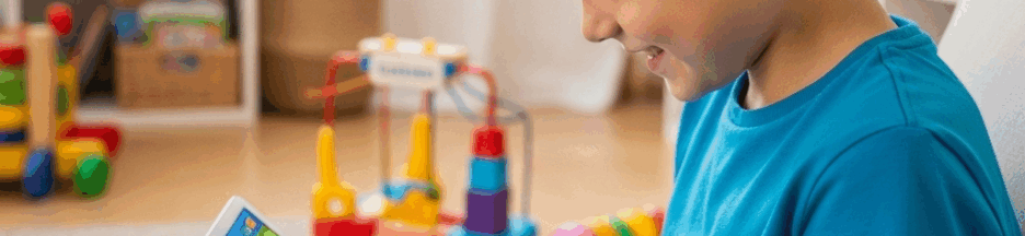Enfants jouant à des jeux éducatifs sur tablette Android