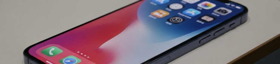 iPhone 17 Air posé sur une table moderne