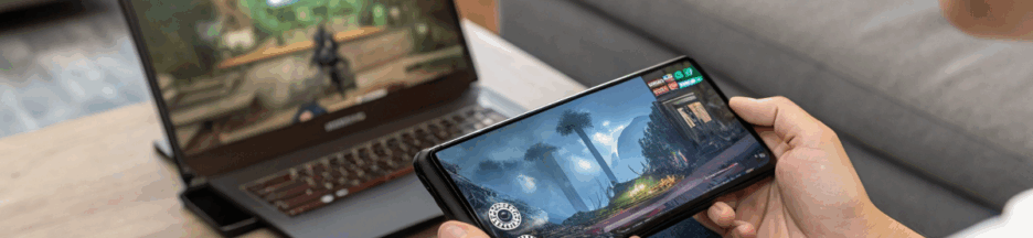 Une personne regardant un gameplay sur son portable et son ordinateur en simultané