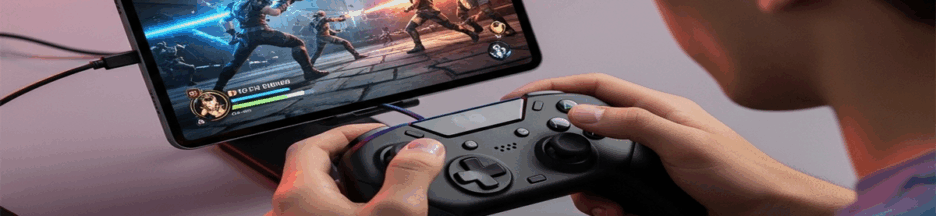 Une personne jouant à un jeu Netflix sur tablette avec manette bluetooth
