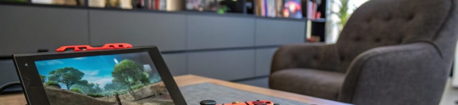 Des manettes de jeux vidéo et une console portable