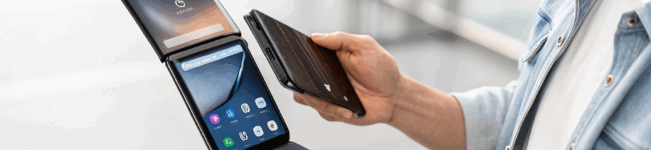 Comparaison visuelle entre un smartphone pliable fermé et ouvert