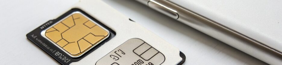 smartphone-sim-card Une carte SIM près d'un smartphone