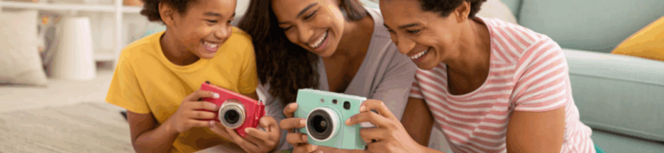 appareil-photo-instantane-polaroid jeunes utilisant appareil photo instantané Polaroid