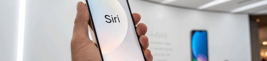iPhone avec Apple Intelligence Siri en français affichant IA