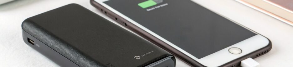 Un smartphone en charge via un power bank