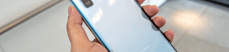 Une main tenant l’IA On-Device smartphone