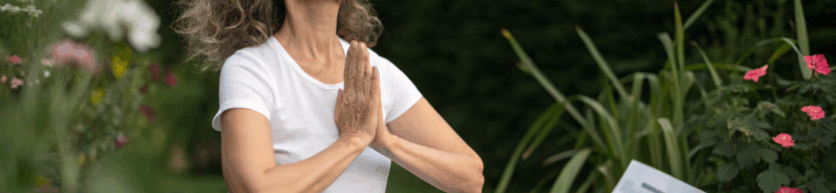 une femme qui préserve sa santé mentale malgré ses dettes