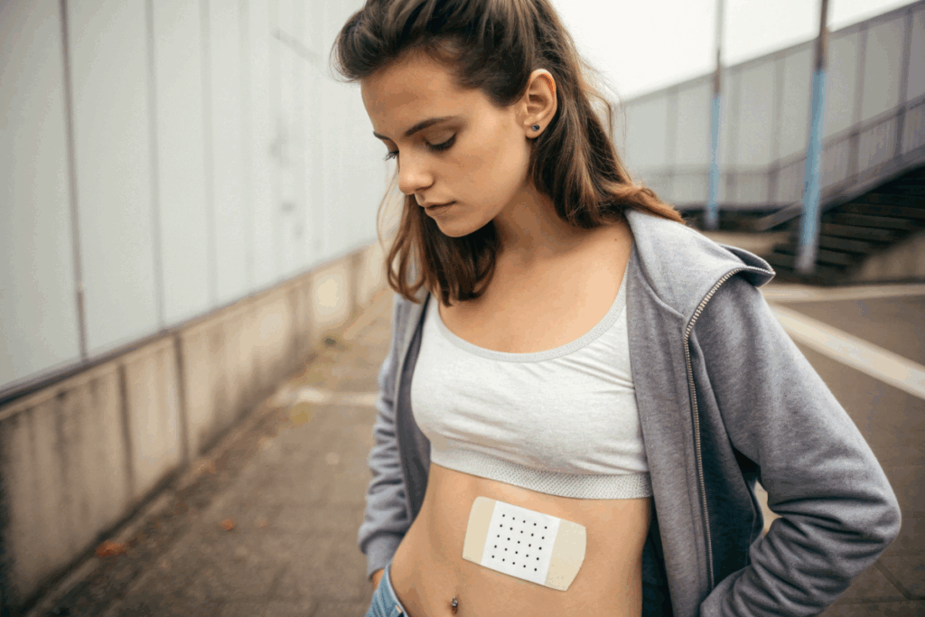 une jeune fille avec un patch contraceptif