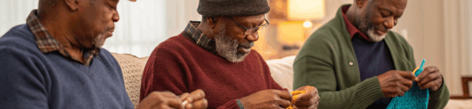 trois hommes qui brisent les stéréotypes en tricotant