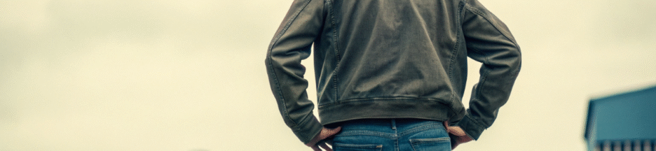 un homme ressemblant à Bruce Willis