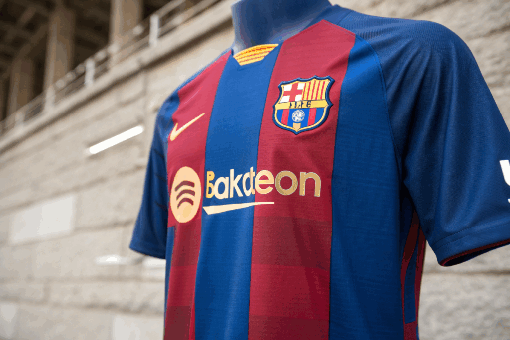 un maillot similaire à celui du footballeur Lamine Yamal