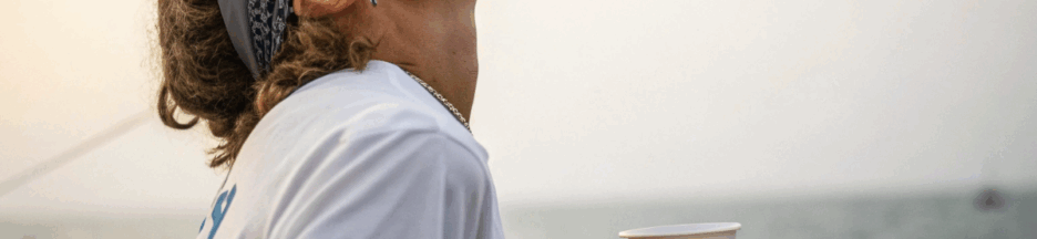 une femme qui fait un gargarisme à l’eau salée