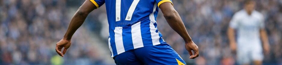 Carlos Baleba avec le maillot de Brighton