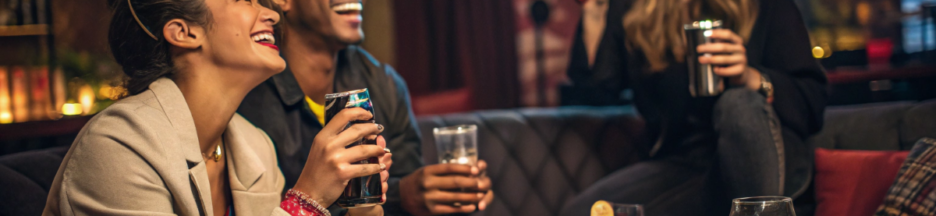 des personnes qui consomment de l’alcool et des boissons énergisantes
