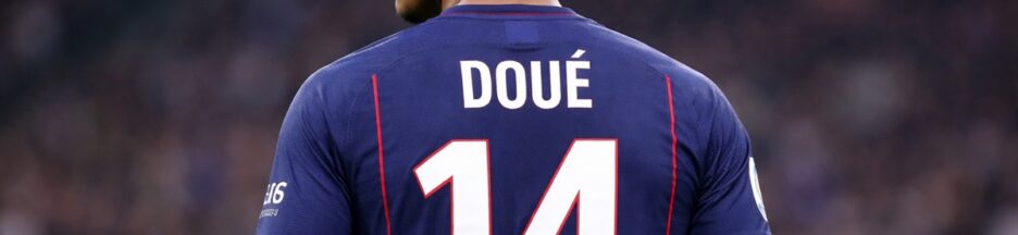 Joueur avec le maillot du PSG de Désiré Doué