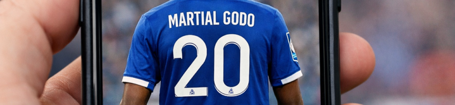 Joueur de foot Martial Godo sur un smartphone