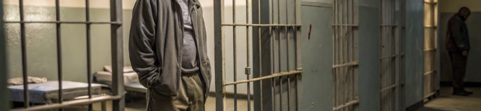 un homme en prison