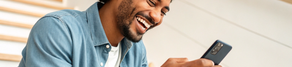 un homme qui est accro à son téléphone