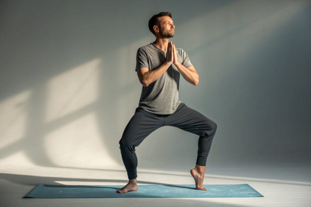 un homme qui fait du Namaste Yoga