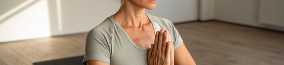 une femme qui fait du Namaste Yoga