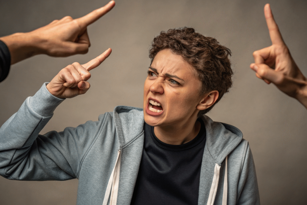 une personne qui dit des jurons