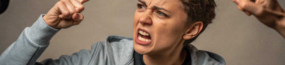 une personne qui dit des jurons