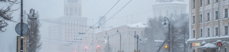 une tempête de neige dans une ville russe