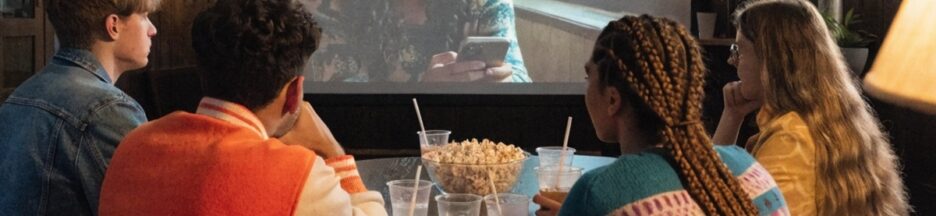 Des amis regardant un film