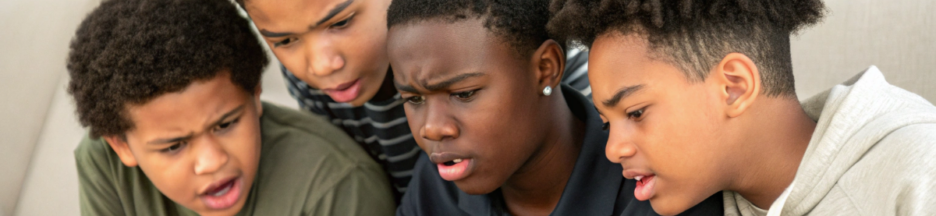 des enfants qui regarde un match de football sur une tablette