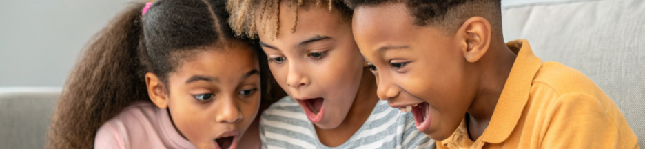 des enfants qui regardent un dessin animé sur un smartphone