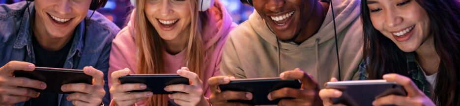 joueur en pleine session gaming sur smartphone