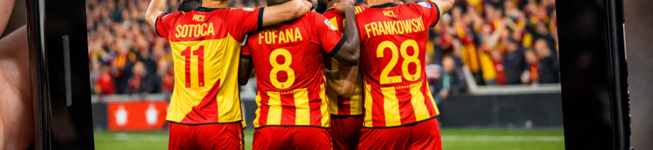 Les joueurs de Lens qui célèbrent un but