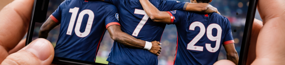 Joueurs du PSG sur un smartphone