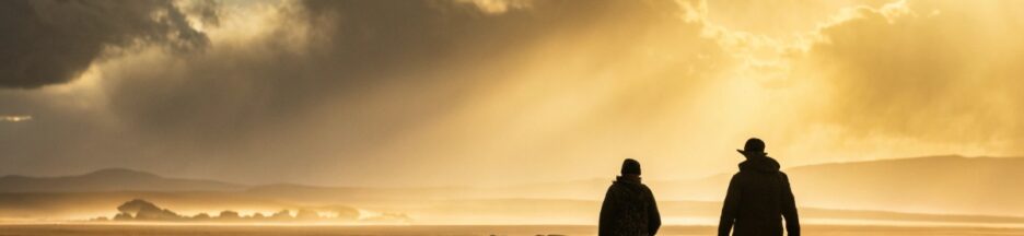 Deux personnes marchant sur une plage
