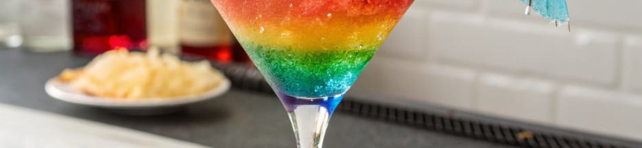 un cocktail arc-en-ciel