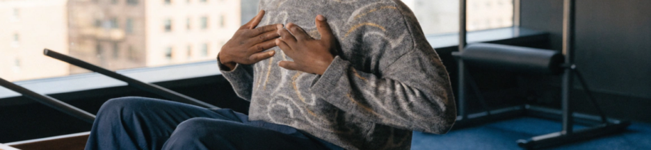 un homme qui pratique la respiration à travers le pilates