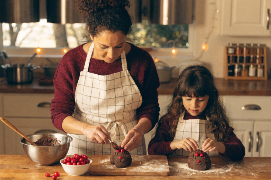 une femme et sa fille qui prépare des moelleux rennes