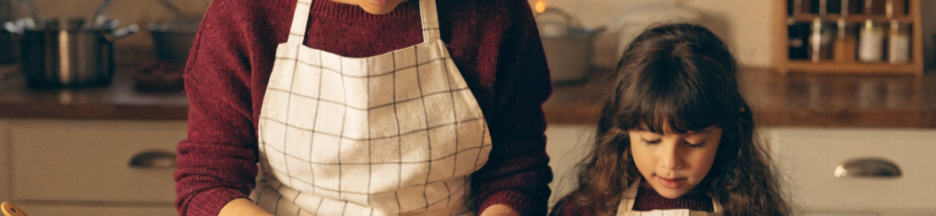 une femme et sa fille qui prépare des moelleux rennes