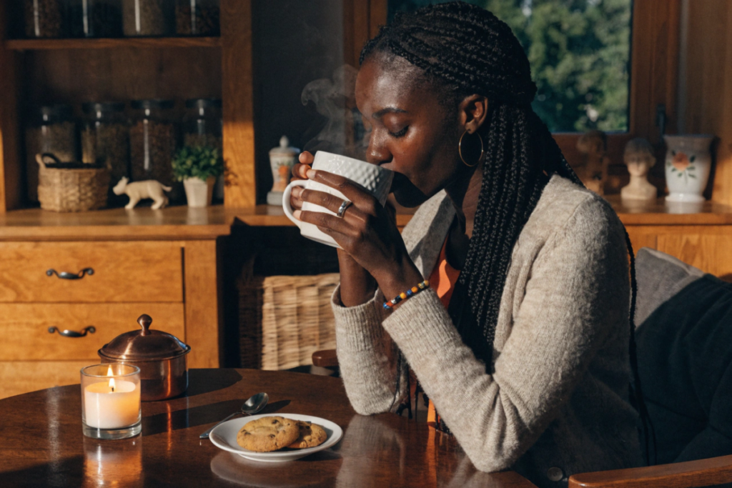 une femme qui boit du thé