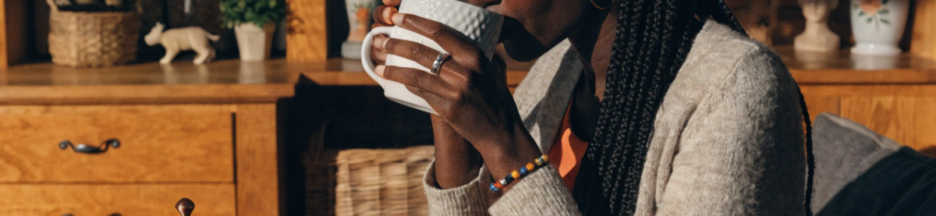 une femme qui boit du thé